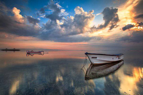 夕陽下海灘小船唯美風景圖片