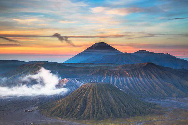 夕陽下海灘小船唯美風景圖片