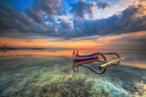 夕陽下海灘小船唯美風(fēng)景圖片