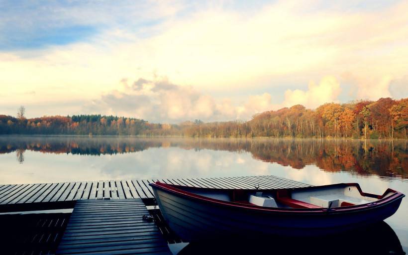 大自然湖泊風景桌面壁紙