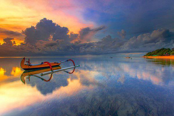 夕陽下海灘小船唯美風(fēng)景圖片