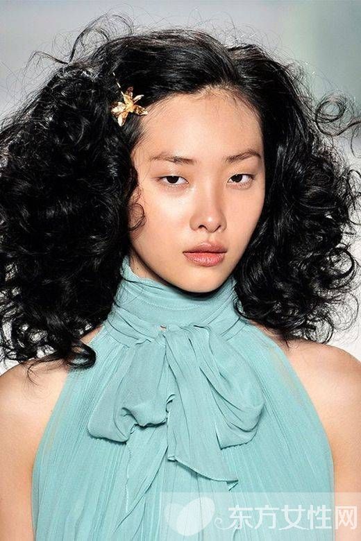 年會裝扮小心機 試試今年最流行的金屬發(fā)飾