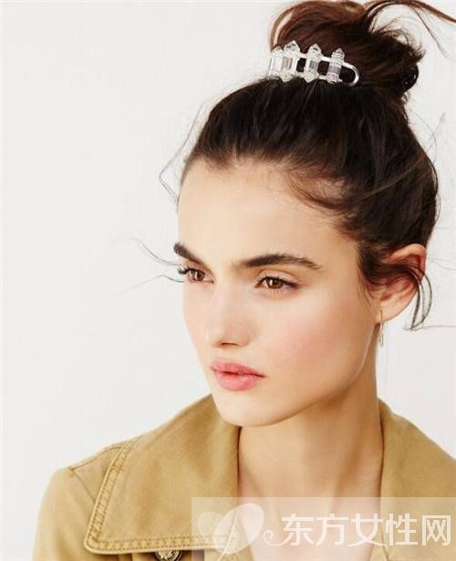 快用別致的發(fā)飾給你的丸子頭變變樣