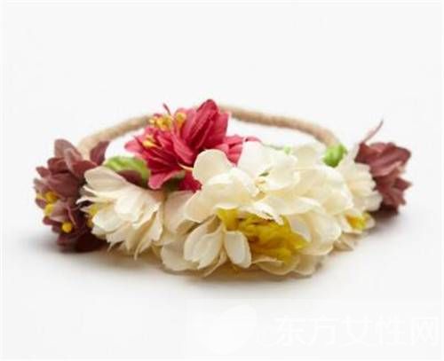 快用別致的發(fā)飾給你的丸子頭變變樣