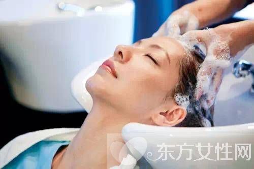 女生晚上洗頭好嗎 最佳的洗頭時(shí)間是什么時(shí)候