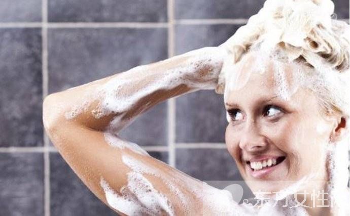 女生晚上洗頭好嗎 最佳的洗頭時(shí)間是什么時(shí)候