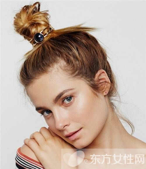 快用別致的發(fā)飾給你的丸子頭變變樣