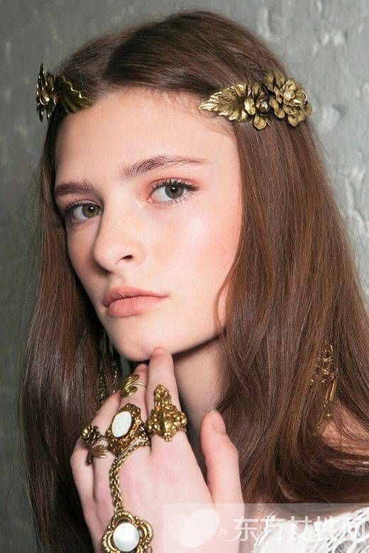 年會裝扮小心機 試試今年最流行的金屬發(fā)飾