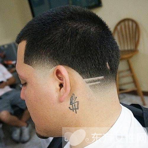 男生個(gè)性刀疤頭發(fā)型推薦 簡(jiǎn)約時(shí)尚的不二之選