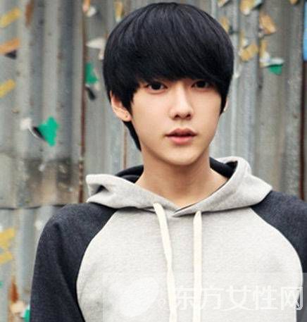 2016男生潮流發(fā)型推薦 齊劉海更顯青春范兒