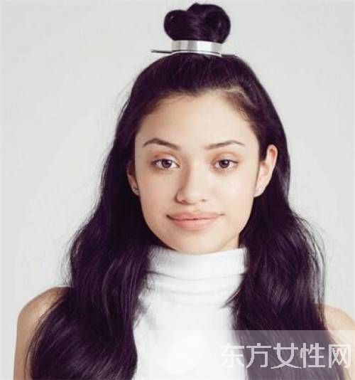 快用別致的發(fā)飾給你的丸子頭變變樣