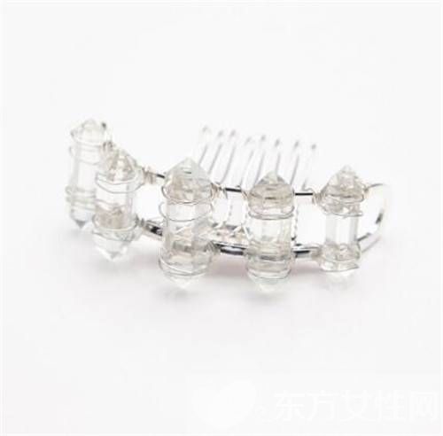 快用別致的發(fā)飾給你的丸子頭變變樣