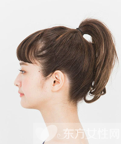 想要清爽減齡發(fā)型嗎 不妨試試高扎馬尾吧