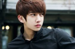 2016男生潮流發(fā)型推薦 齊劉海更顯青春范兒