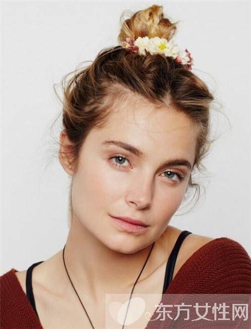 快用別致的發(fā)飾給你的丸子頭變變樣