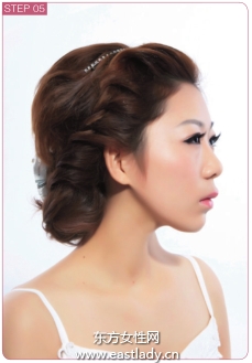 韓式編發(fā)發(fā)型搭配蝴蝶結(jié)很有甜美氣質(zhì)