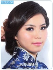 蓬松盤發(fā)配上珍珠夾子營(yíng)造復(fù)古風(fēng)