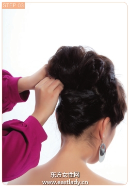 尖尾梳倒梳劉海營造狂野風(fēng)格