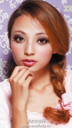 空氣感側(cè)梳尾編發(fā)展現(xiàn)青春靚麗