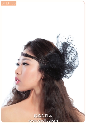 三股辮假發(fā)搭配黑色網(wǎng)紗發(fā)型更時尚野性