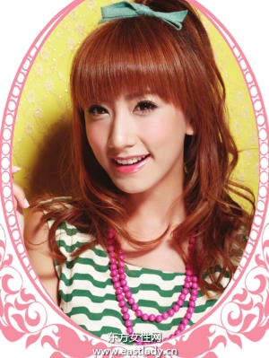 簡單高發(fā)辮給人隨意的少女氣息