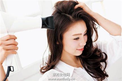 松軟發(fā)搭配時(shí)髦眼鏡 清純又性感