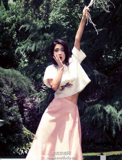 Angelababy展示新發(fā)型俏皮可愛