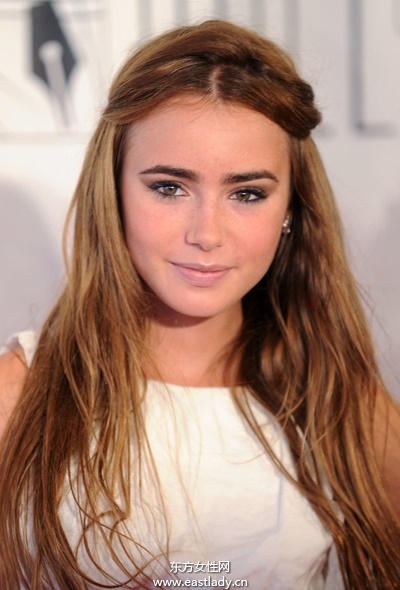 長(zhǎng)、短、直、卷全都Hold得住 莉莉柯林斯發(fā)型全紀(jì)錄