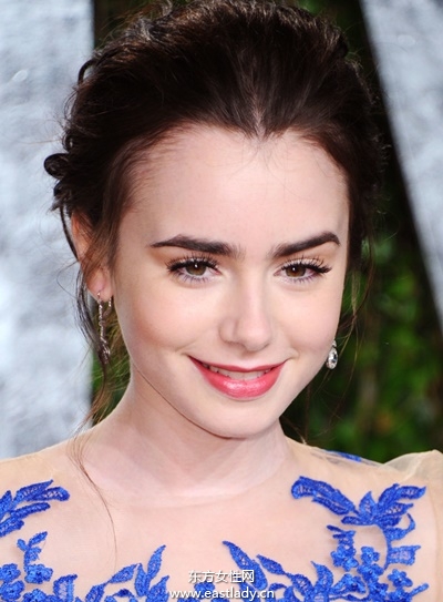 長、短、直、卷全都Hold得住 莉莉柯林斯發(fā)型全紀(jì)錄