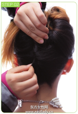 額頭珍珠飾品點(diǎn)綴發(fā)型很有女人味