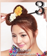 蓬松側(cè)馬尾辮展現(xiàn)甜美十足萌女造型