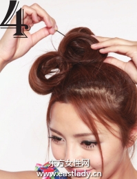 蓬松側(cè)馬尾辮展現(xiàn)甜美十足萌女造型