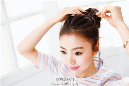 松軟發(fā)搭配時(shí)髦眼鏡 清純又性感