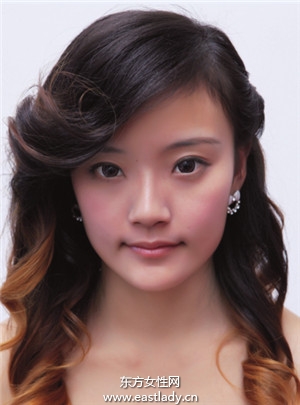 日系卷發(fā)發(fā)型搭配蝴蝶結(jié)居家好女人