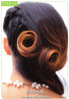 浪漫丸子頭發(fā)型做與眾不同魅力新娘