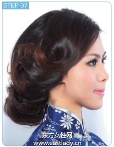 蓬松盤發(fā)配上珍珠夾子營(yíng)造復(fù)古風(fēng)