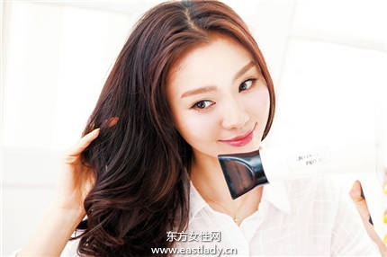 松軟發(fā)搭配時(shí)髦眼鏡 清純又性感