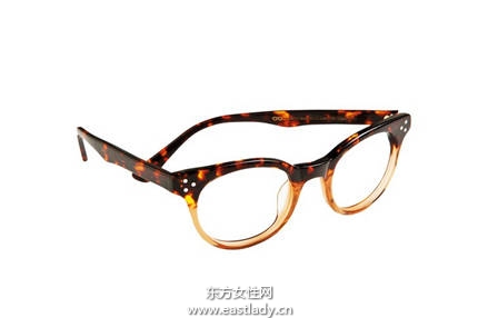 松軟發(fā)搭配時髦眼鏡 清純又性感