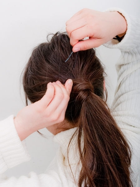 馬尾+圍巾今冬發(fā)型就這樣設(shè)計