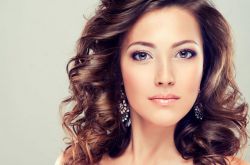 卷發(fā)如何打理更卷更好看 簡單8個(gè)步驟