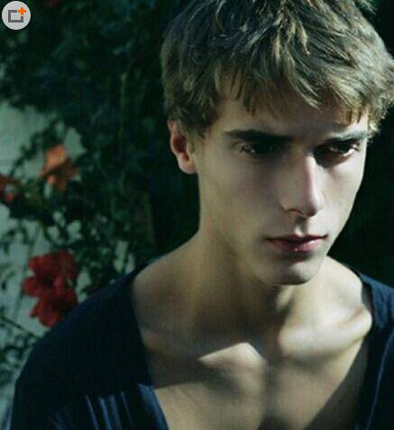 英倫風(fēng)歐美男生定位燙 發(fā)型圖片介紹