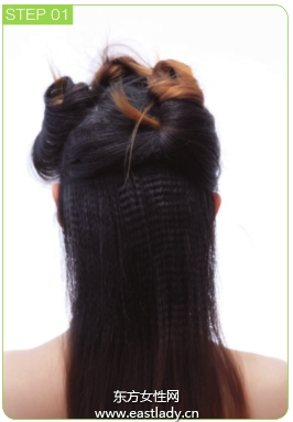 額頭珍珠飾品點(diǎn)綴發(fā)型很有女人味