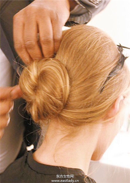 跟明星學(xué)綁及肩短發(fā) 變身率性女神