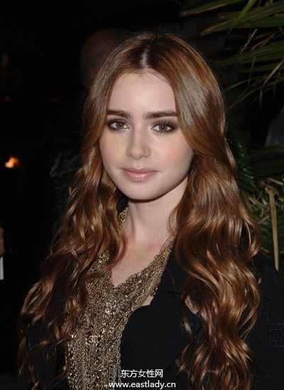 長(zhǎng)、短、直、卷全都Hold得住 莉莉柯林斯發(fā)型全紀(jì)錄