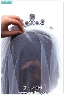 雙側(cè)三股辮配上皇冠與項鏈使發(fā)型更加奢華