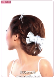 韓式盤發(fā)搭配蝴蝶結(jié)做性感美少婦