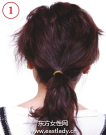 簡(jiǎn)單絲巾扎法展現(xiàn)時(shí)尚風(fēng)格