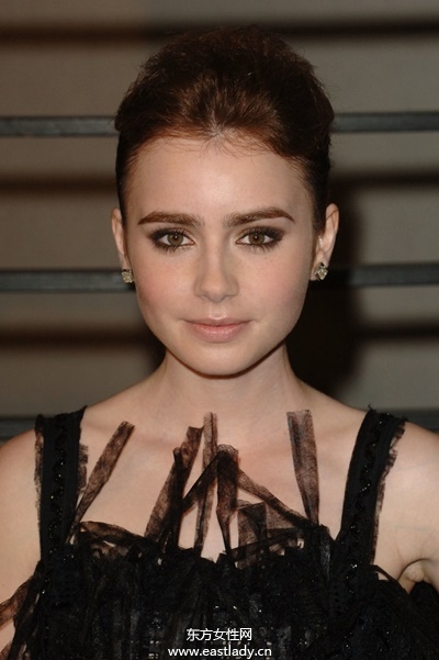 長(zhǎng)、短、直、卷全都Hold得住 莉莉柯林斯發(fā)型全紀(jì)錄