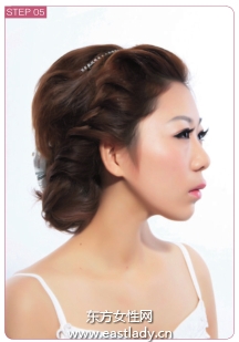 韓式盤發(fā)搭配蝴蝶結(jié)做性感美少婦