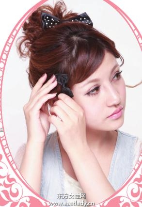 后側(cè)公主盤發(fā)發(fā)型 呈現(xiàn)清晰臉部輪廓